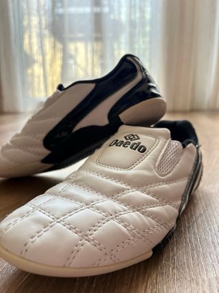 Zapatillas Taekwondo Daedo Blancas y Negras