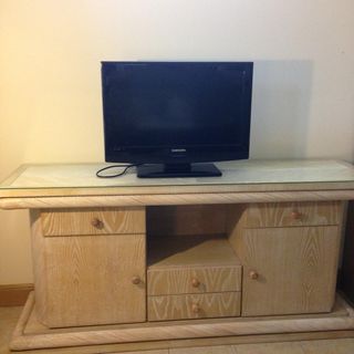 Cómoda de madera y cristal