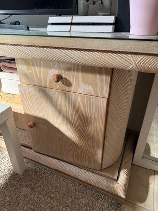 Cómoda de madera y cristal