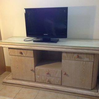 Cómoda de madera y cristal