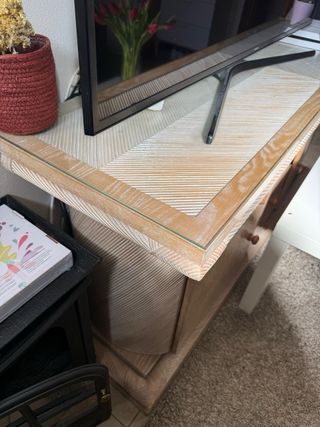 Cómoda de madera y cristal