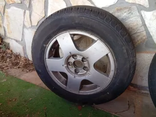 2 llantas con neumáticos nuevos