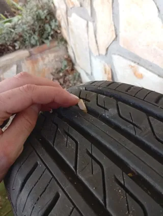 2 llantas con neumáticos nuevos