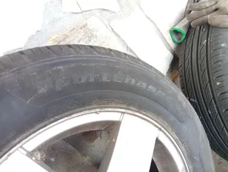 2 llantas con neumáticos nuevos