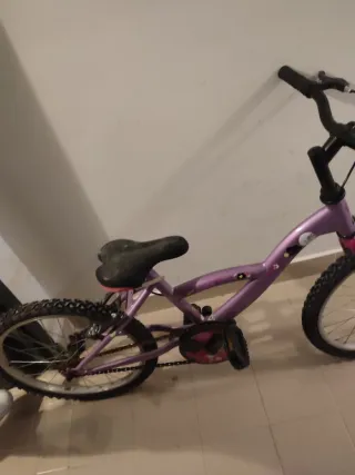 Bicicleta morada infantil