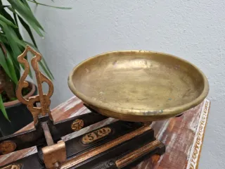 Báscula antigua de latón y hierro