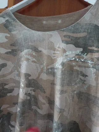 Blusa estampada y camiseta camuflaje