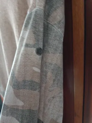 Blusa estampada y camiseta camuflaje