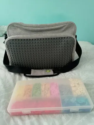 Bandolera Upixel gris con píxeles de silicona