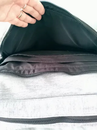 Bandolera Upixel gris con píxeles de silicona