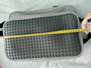 Bandolera Upixel gris con píxeles de silicona