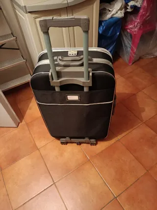 Maleta de viaje negra con ruedas