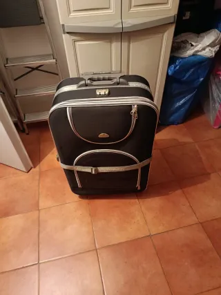 Maleta de viaje negra con ruedas