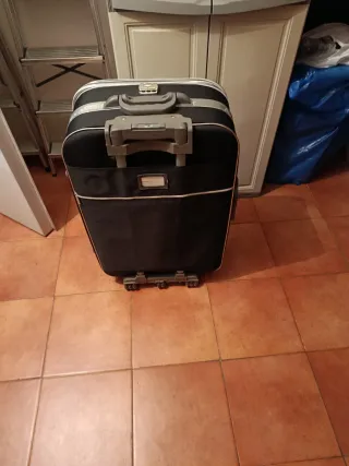 Maleta de viaje negra con ruedas