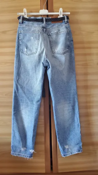 Pantalón vaquero Zara desgastado con cinturón