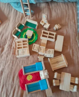 Muebles de madera para casa de muñecas