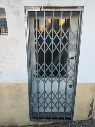 Venta de puerta de aluminio con cierre de tijeraa