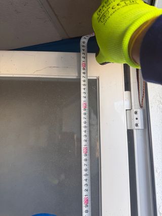 Venta de puerta de aluminio con cierre de tijeraa