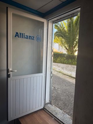 Venta de puerta de aluminio con cierre de tijeraa