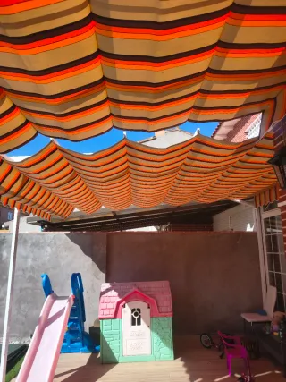 Estructura de aluminio blanco con toldo