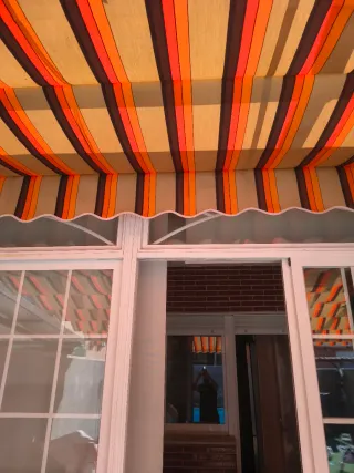 Estructura de aluminio blanco con toldo