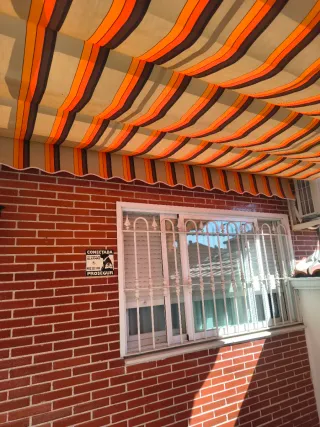 Estructura de aluminio blanco con toldo