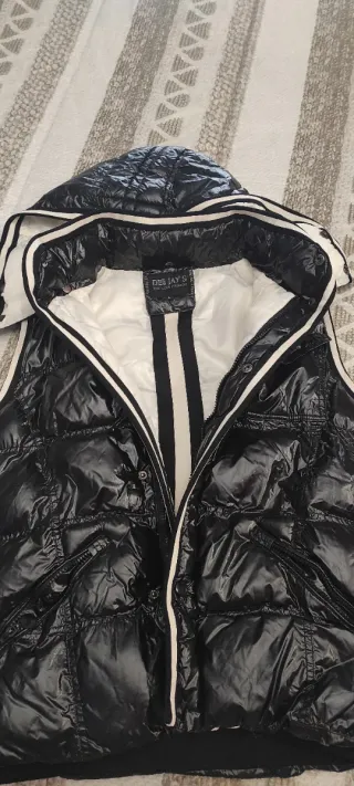 Giubbino smanicato nero con cappuccio