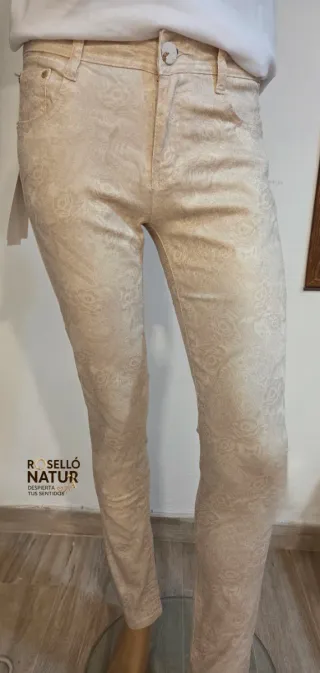 Conjunto Tous Camiseta Blanca y Pantalón Beige