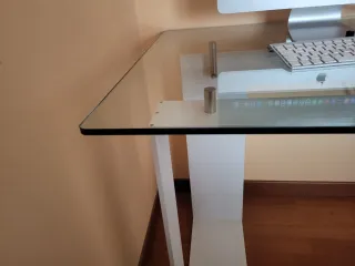 Scrivania in vetro e metallo