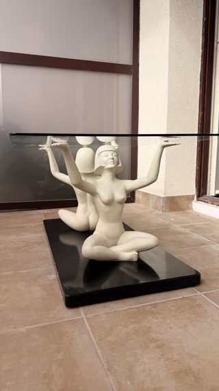 Mesa de cristal con figuras