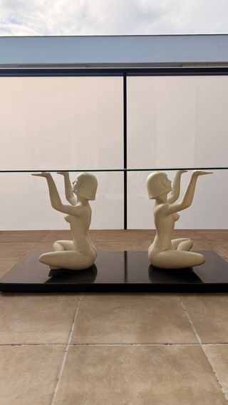 Mesa de cristal con figuras