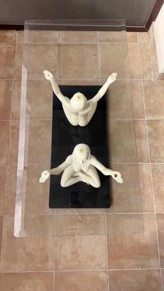 Mesa de cristal con figuras