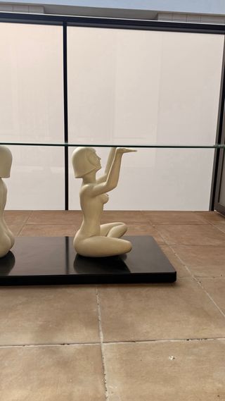 Mesa de cristal con figuras