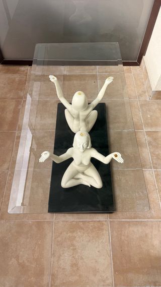 Mesa de cristal con figuras