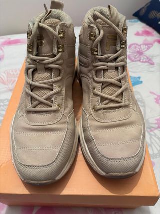 Bambas tipo botas marca  Fila Beige