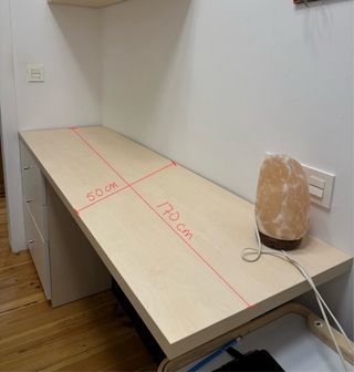 Scrivania con cassettiera beige e bianca