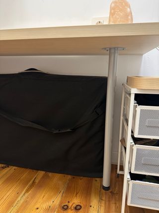 Scrivania con cassettiera beige e bianca