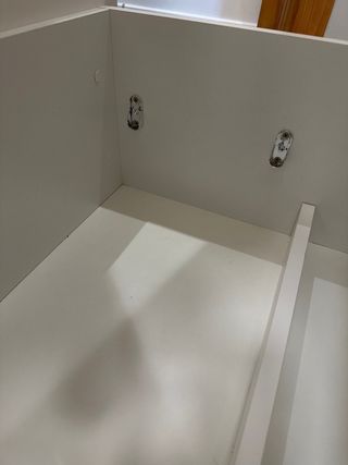 Scrivania con cassettiera beige e bianca