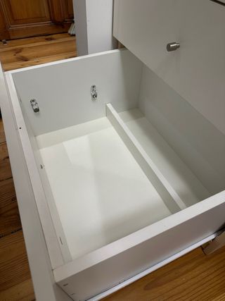 Scrivania con cassettiera beige e bianca