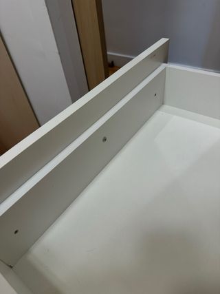 Scrivania con cassettiera beige e bianca