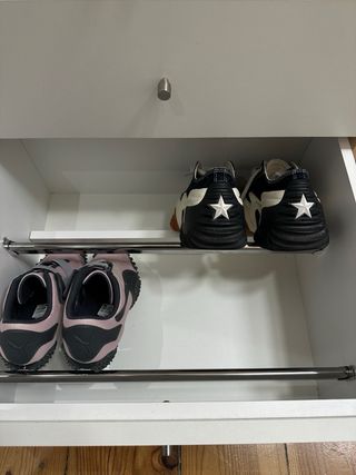 Scrivania con cassettiera beige e bianca