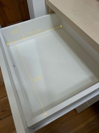 Scrivania con cassettiera beige e bianca