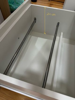 Scrivania con cassettiera beige e bianca