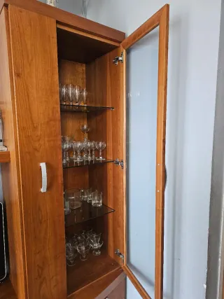 Mueble de madera maciza de roble con vitrina de cr