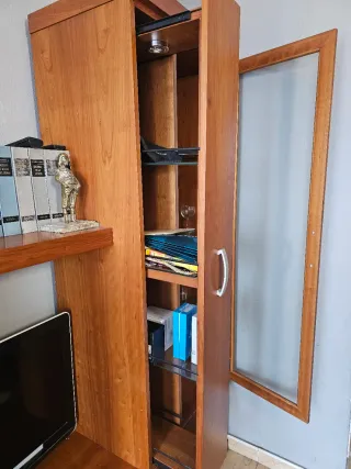 Mueble de madera maciza de roble con vitrina de cr