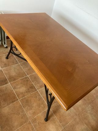 Mesa de madera con patas de metal