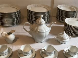 Vajilla porcelana blanca decorada azul y oro.