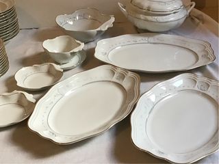 Vajilla porcelana blanca decorada azul y oro.