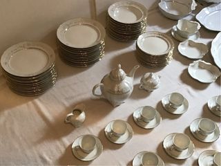 Vajilla porcelana blanca decorada azul y oro.