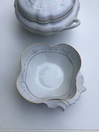 Vajilla porcelana blanca decorada azul y oro.